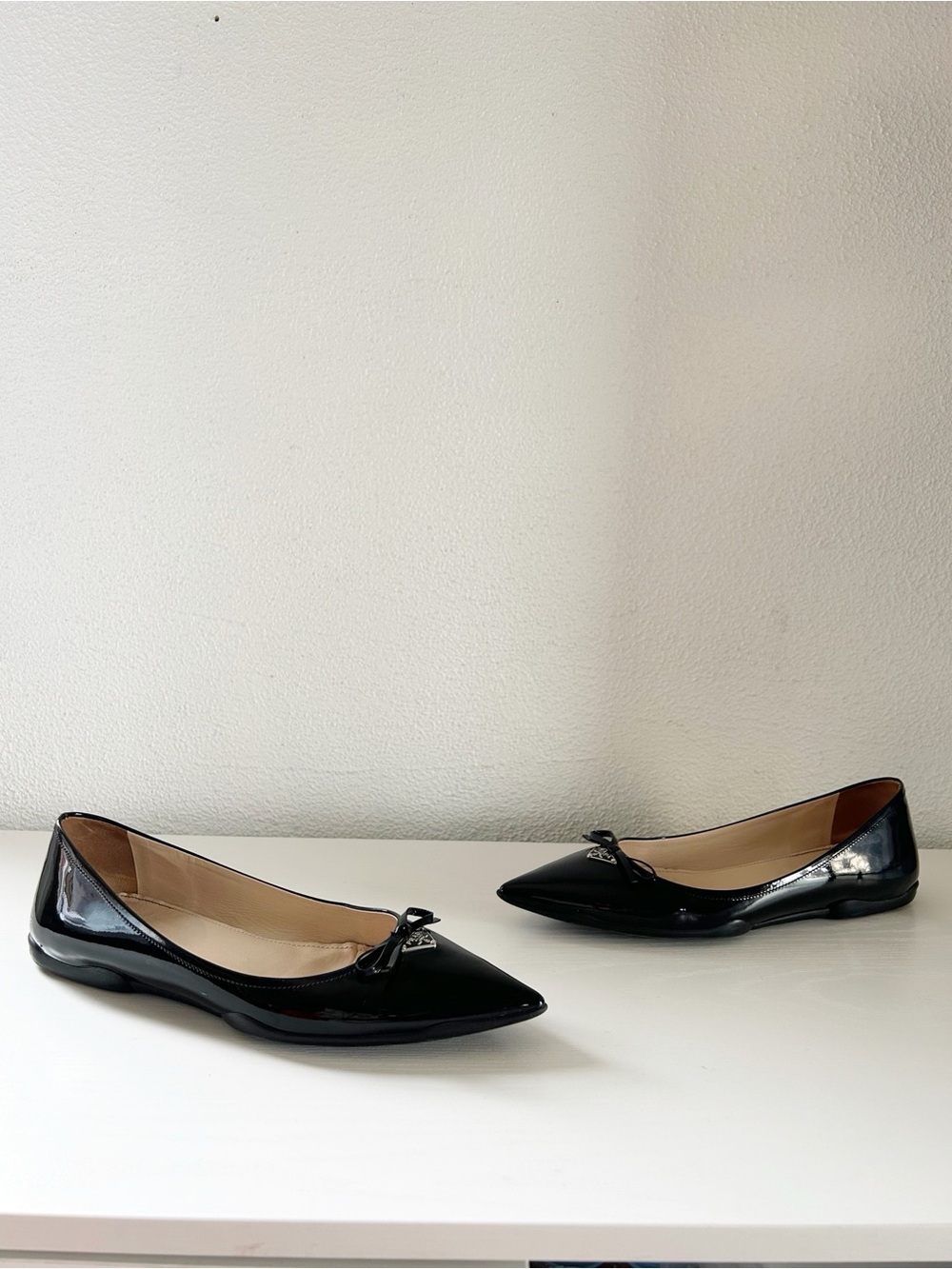 Prada Black Triangle Logo Patent Leather Ballet Flats Pointed Toe Bow Size EU 39 - Picture 4 of 14